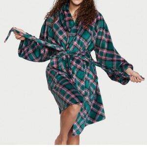 VICTORIA Secret women's size M/L plaid robe